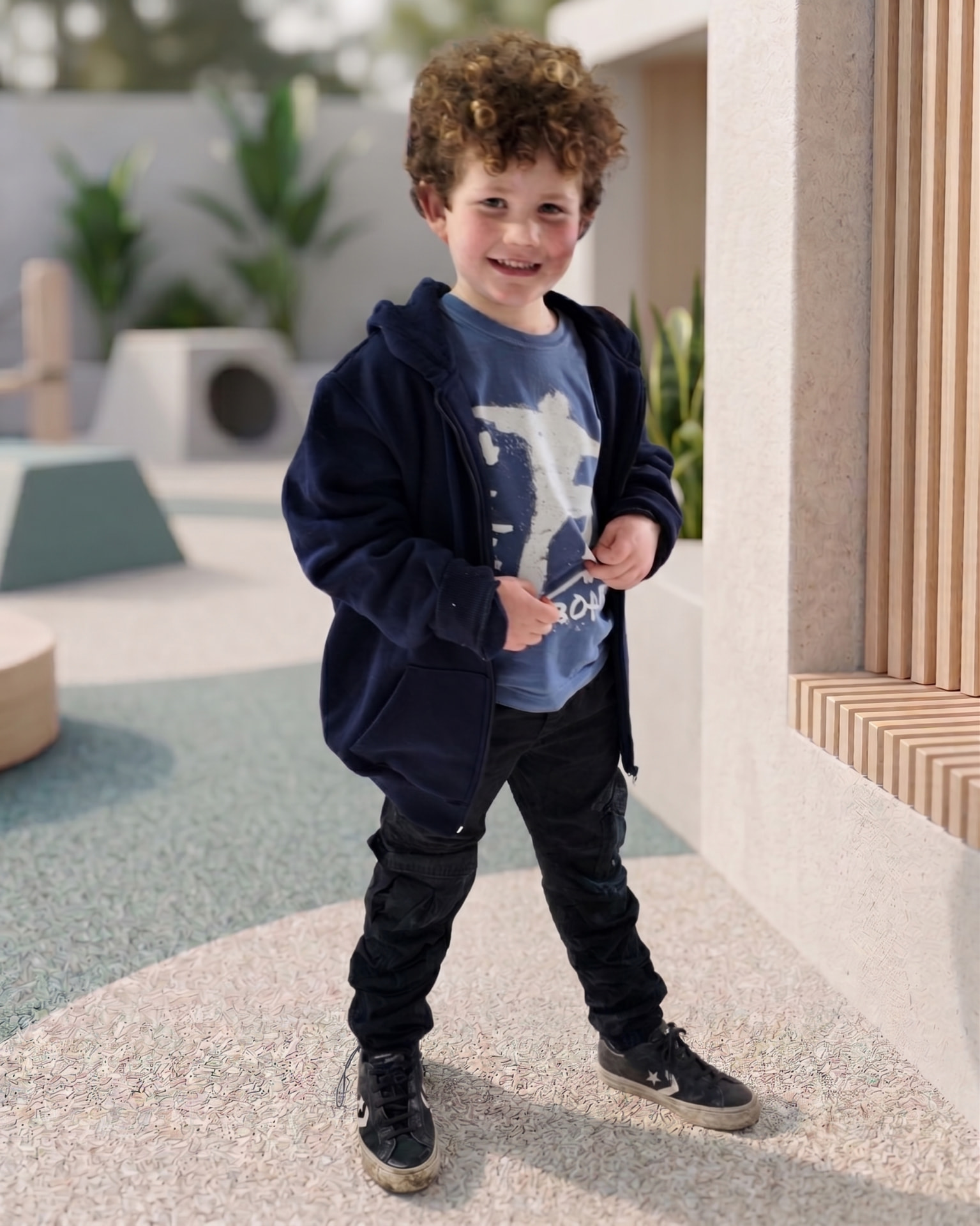 Niño con la campera ZipKids abierta